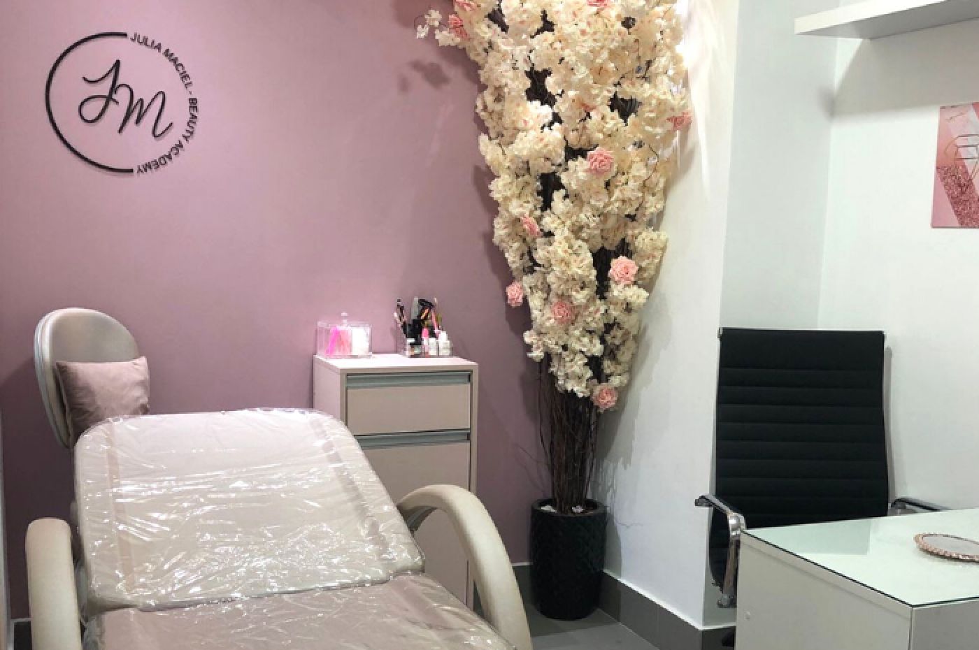 Júlia Maciel Beauty Academy
