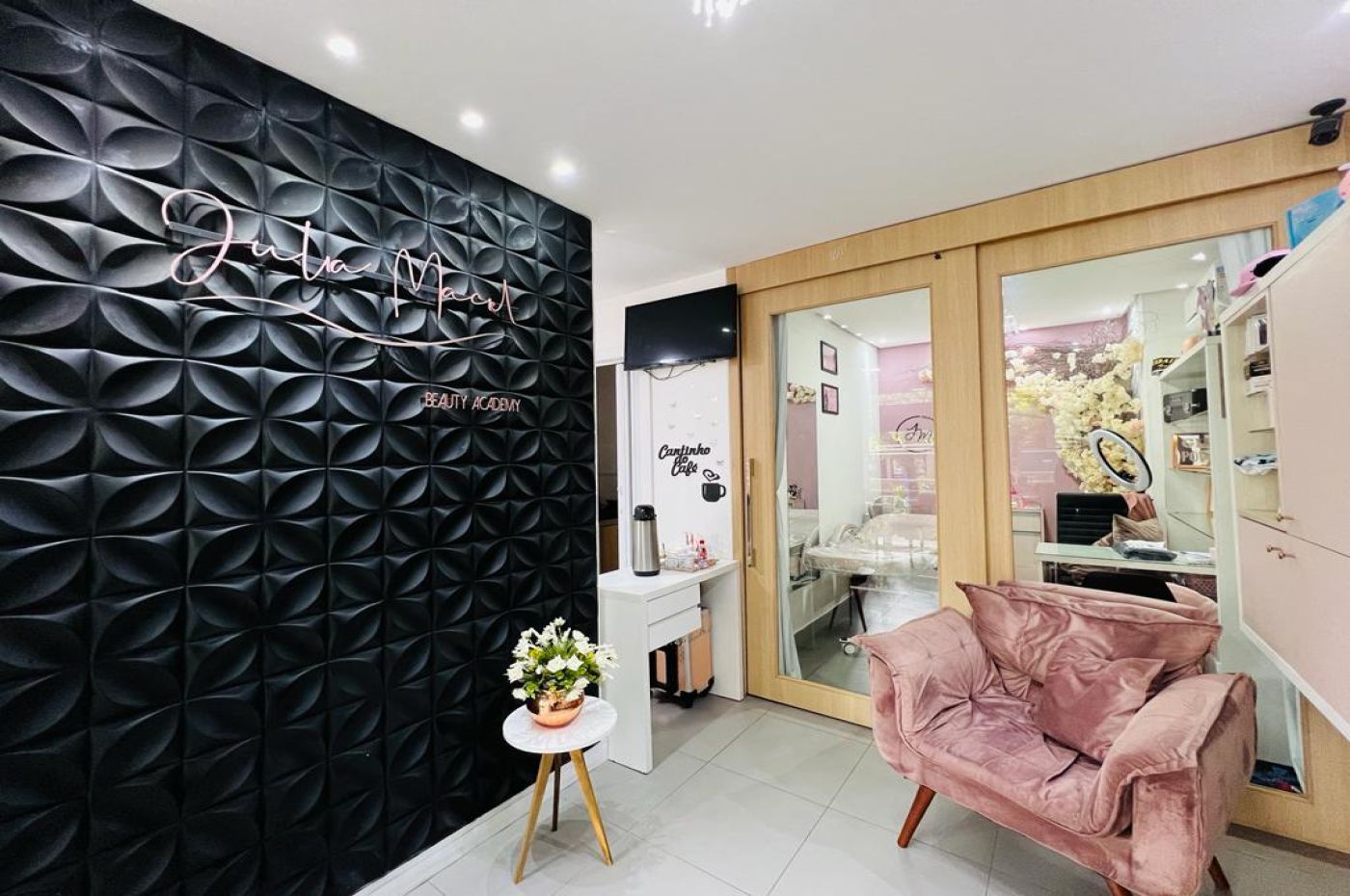 Júlia Maciel Beauty Academy